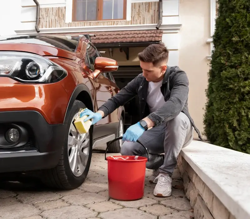 Lavage auto à domicile Saint-Sulpice-de-Faleyrens : professionnel intervenant sur un véhicule